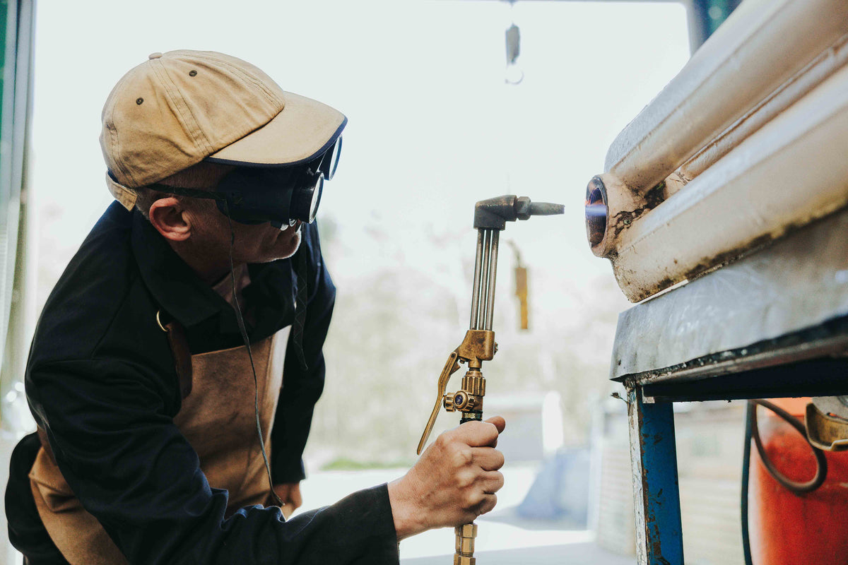 Cast iron radiator restoration –  andrew restoring cast iron radiator