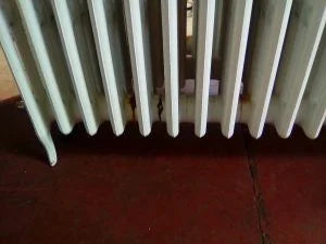 Faulty seals on cast iron radiator